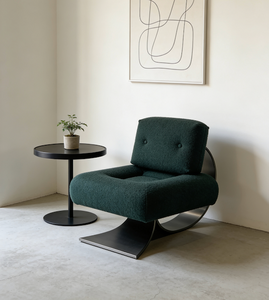 Стул с акцентом из стали 