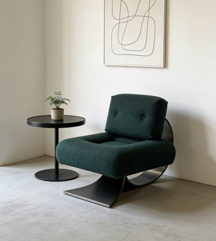 Стул с акцентом из стали 